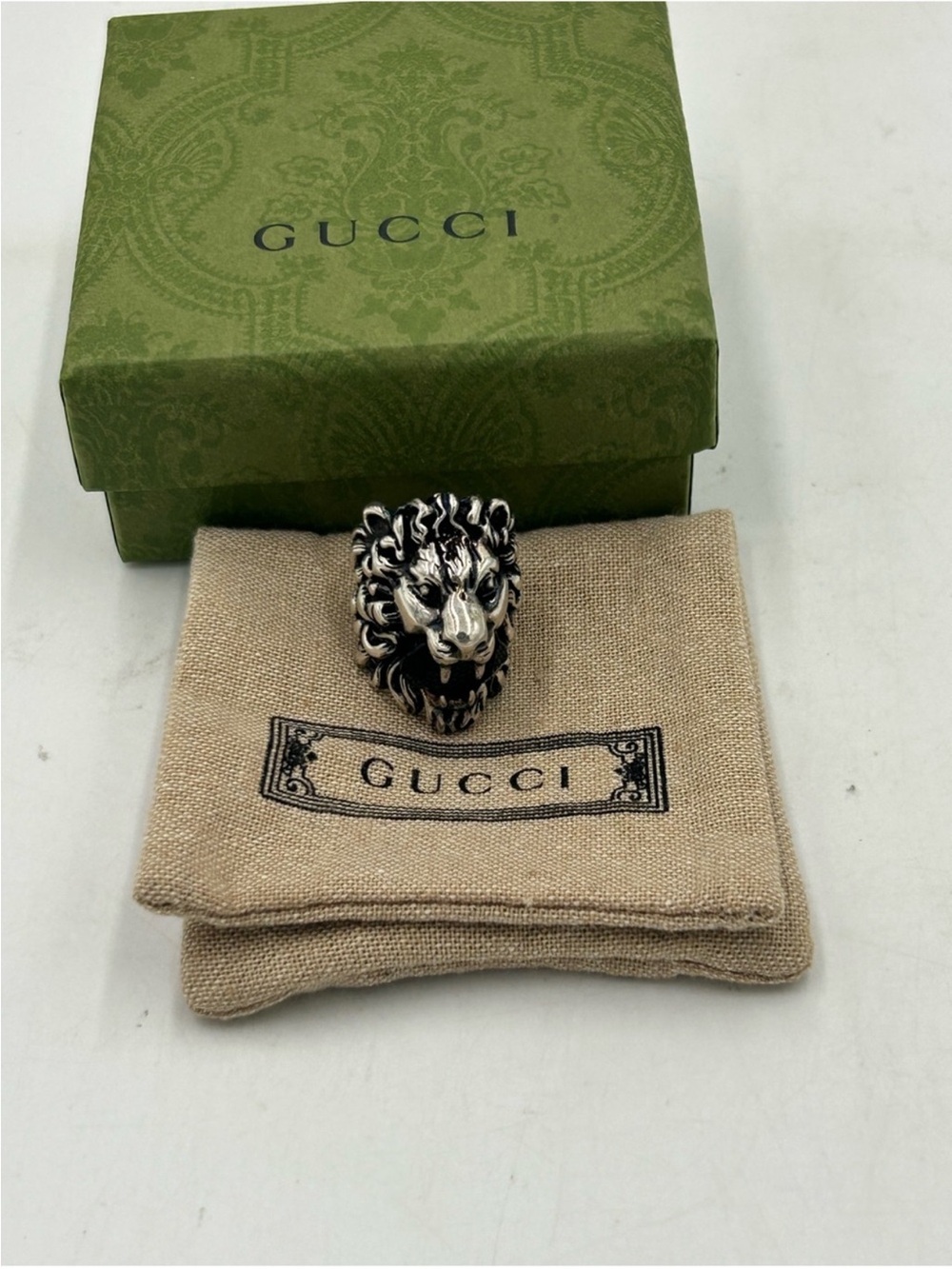 Unisex Gucci, Silvertone Lionhead motive ring with black Crystal size 6